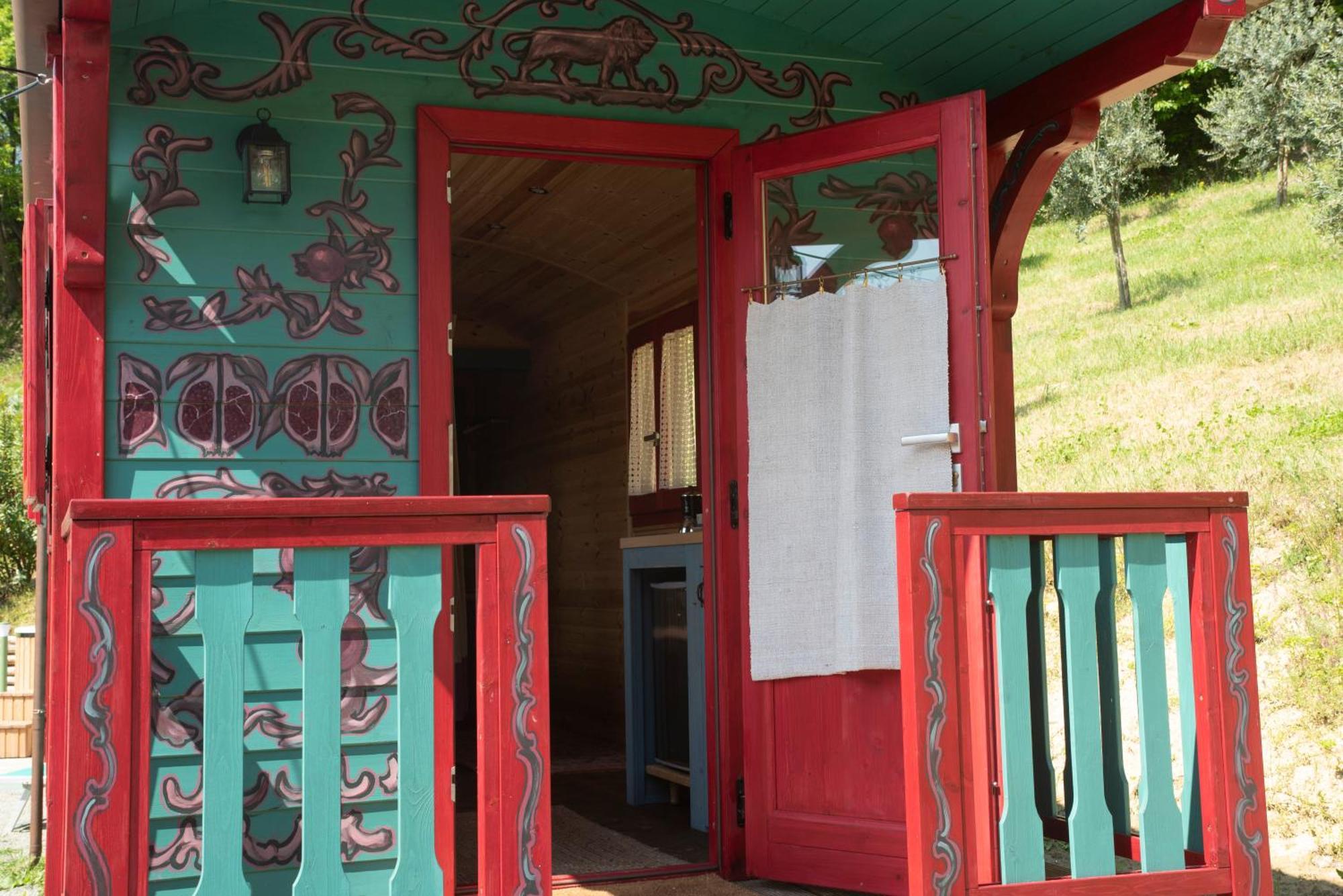 Agriturismo La Rovere - I Carrozzoni Gitani Cossano Belbo المظهر الخارجي الصورة