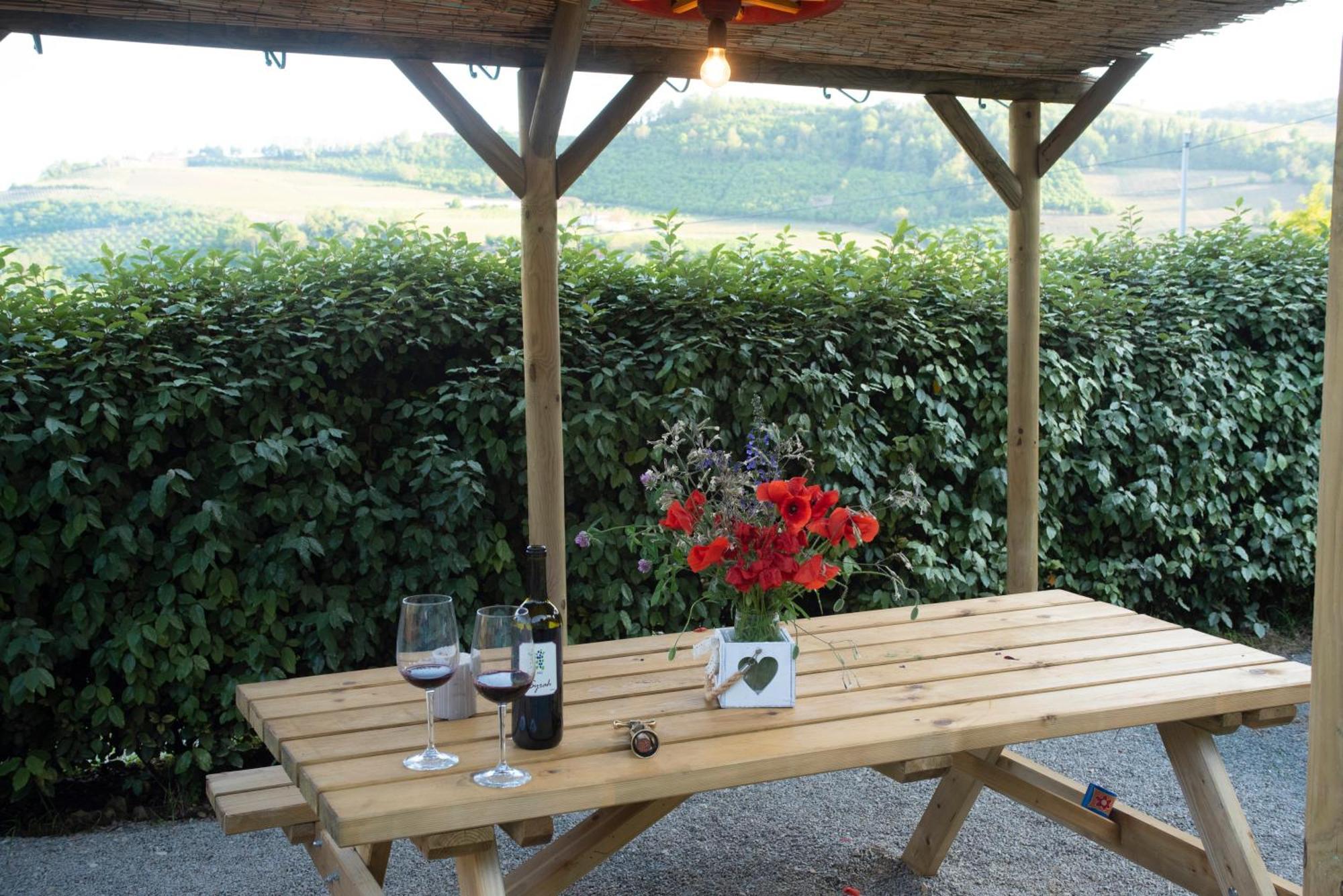 Agriturismo La Rovere - I Carrozzoni Gitani Cossano Belbo المظهر الخارجي الصورة