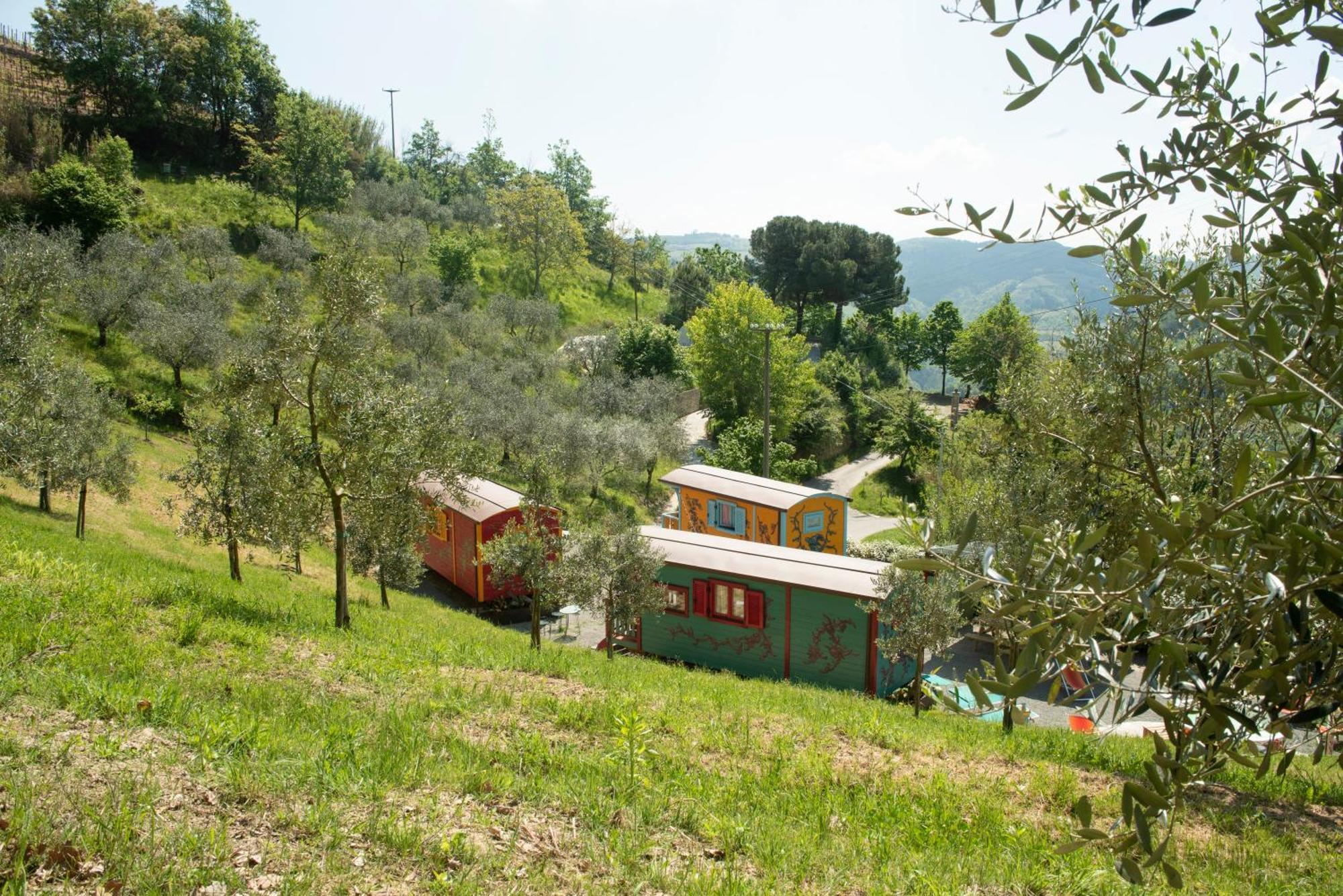 Agriturismo La Rovere - I Carrozzoni Gitani Cossano Belbo المظهر الخارجي الصورة